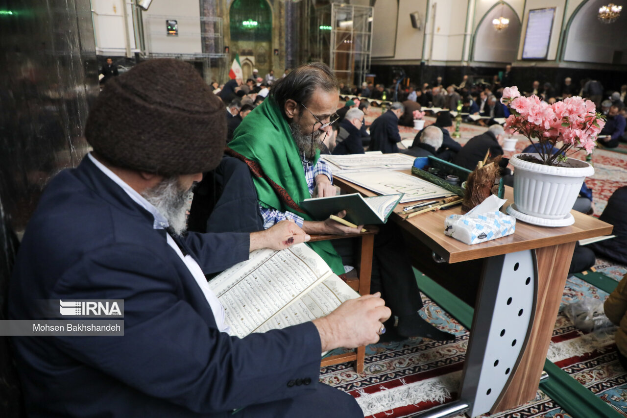 جزء خوانی قرآن در حرم امام رضا (ع)
