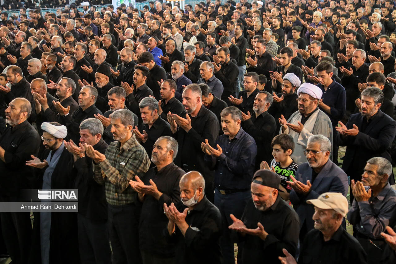 اقامه نماز ظهر عاشورا در سراسر کشور