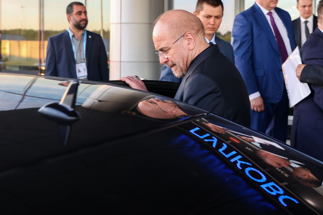  استقبال نایب‌رئیس مجلس دومای روسیه از محمدباقر قالیباف، در فرودگاه سن‌پترزبورگ