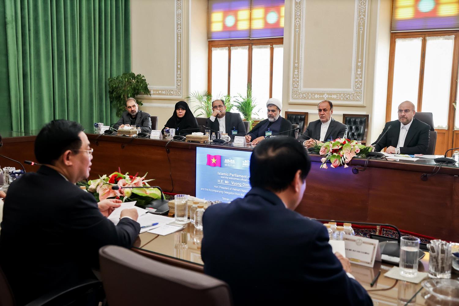 مراسم استقبال رسمی، دیدار رؤسای مجالس و نشست دوجانبه هیأت‌های ایران و ویتنام