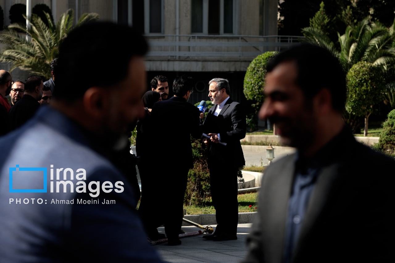 اعضای هیأت دولت در جمع خبرنگاران