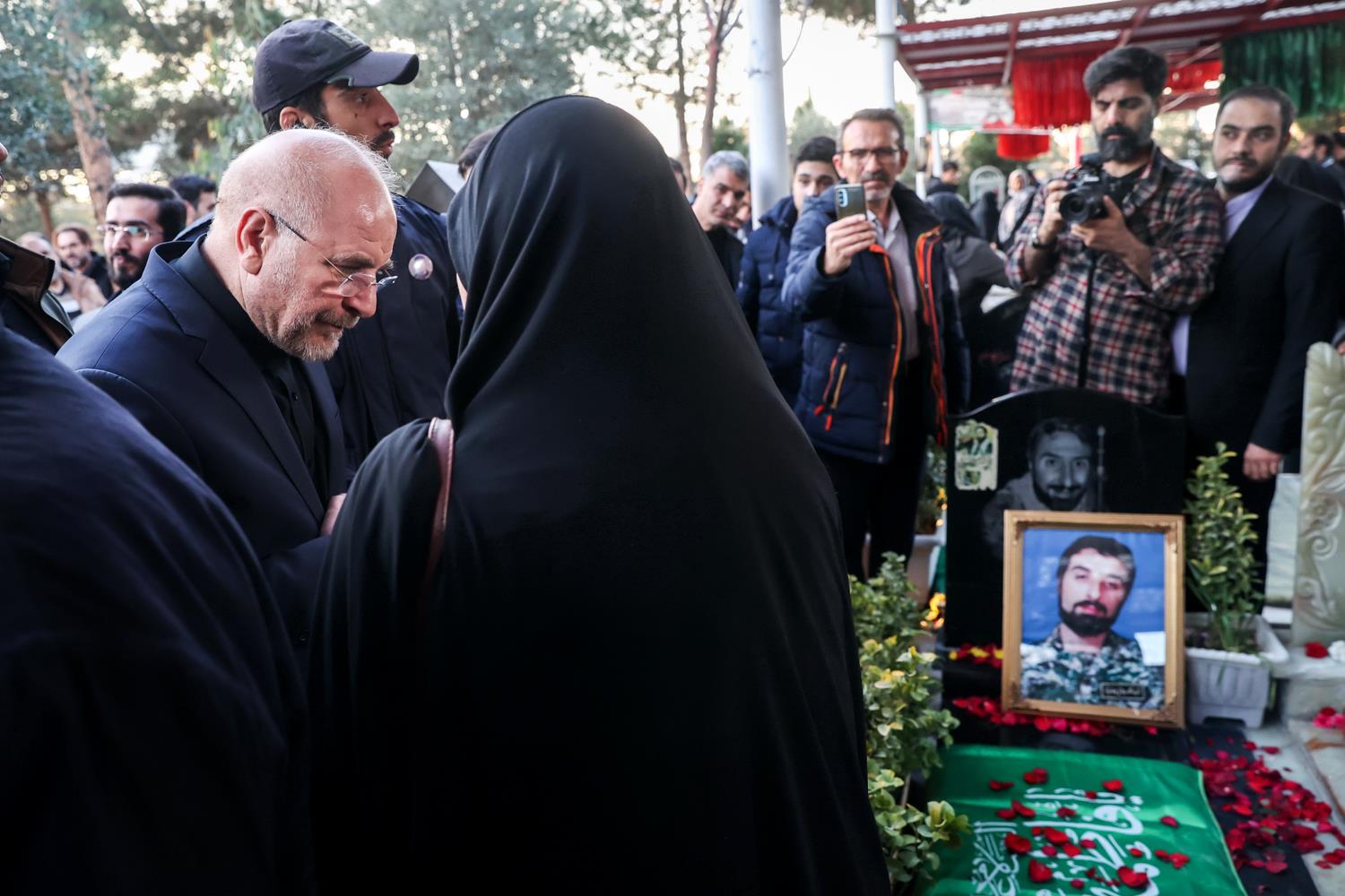 حضور قالیباف در گلزار شهدای بهشت زهرا(س) و گفت‌وگوی چهره به چهره با خانواده شهدا