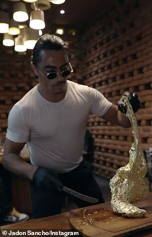 استیک طلای ۴ میلیونی فوتبالیست معروف جنجالی شد + عکس