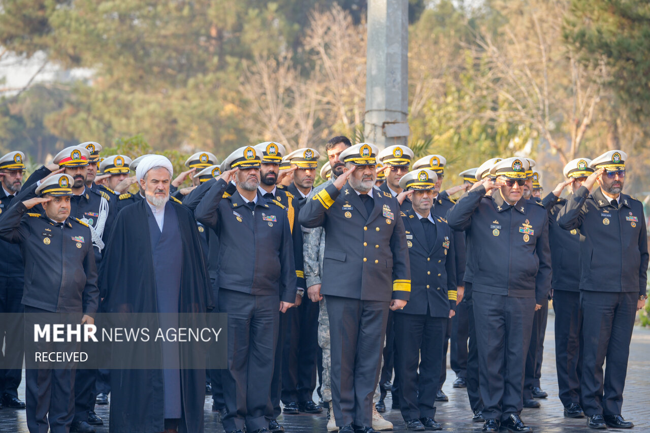  ادای احترام فرماندهان نیروی دریایی ارتش به مقام شهدا در بهشت زهرا (س)