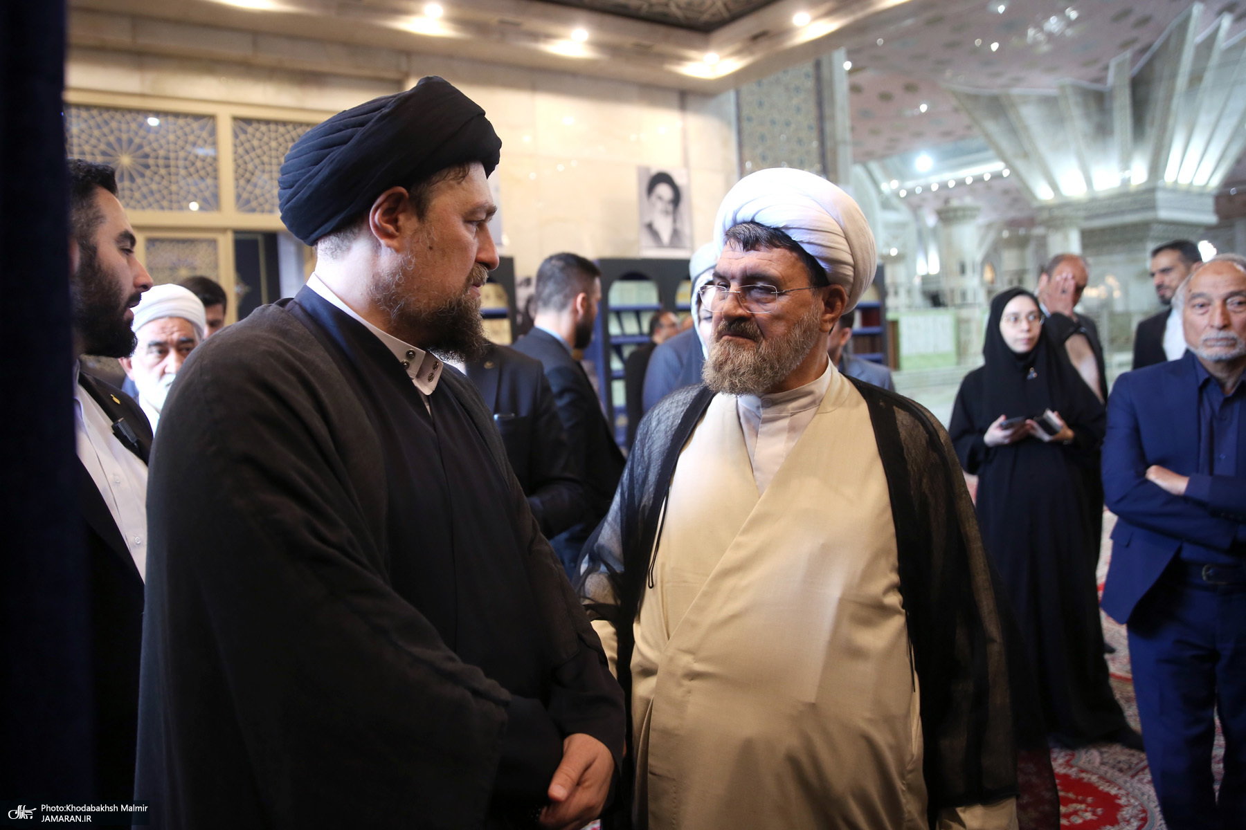 بازدید قالیباف از نمایشگاه عکس امام خمینی (س)