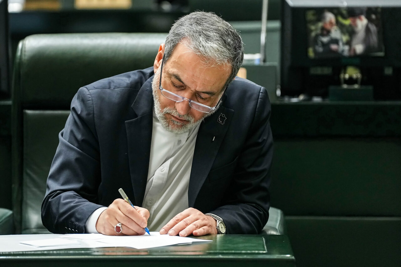 حضور امیر موسوی و عراقچی در جلسه غیرعلنی مجلس