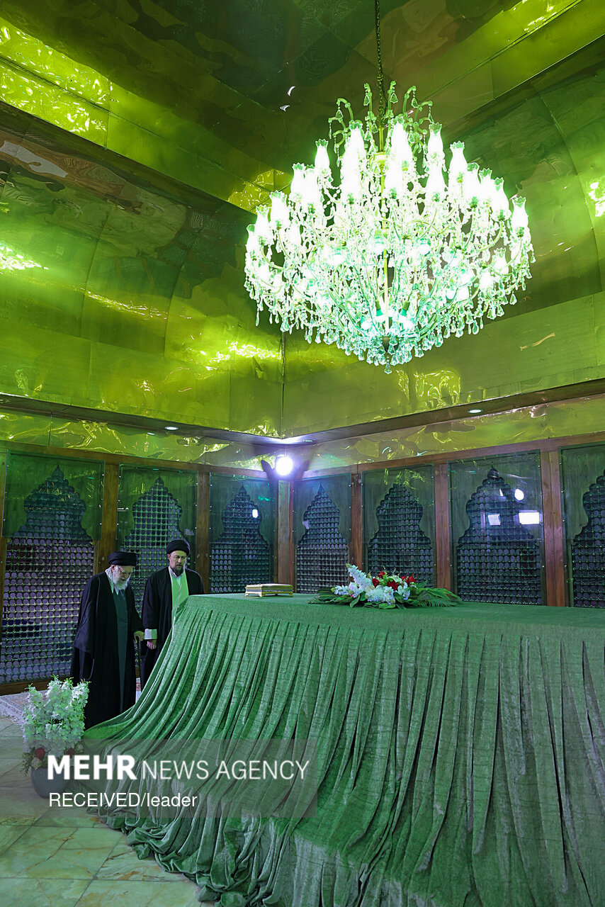 حضور رهبر انقلاب در مرقد بنیانگذار جمهوری اسلامی ایران