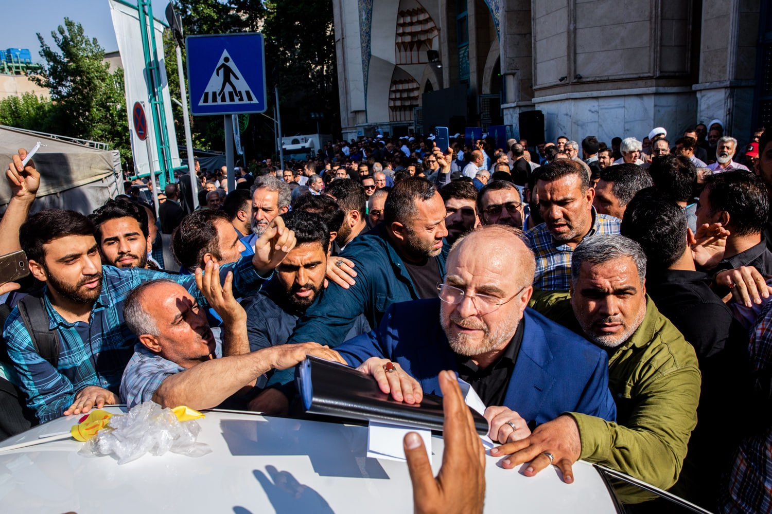 قالیباف در میان مردم حاضر در گردهمایی فعالان ستاد مردمی
