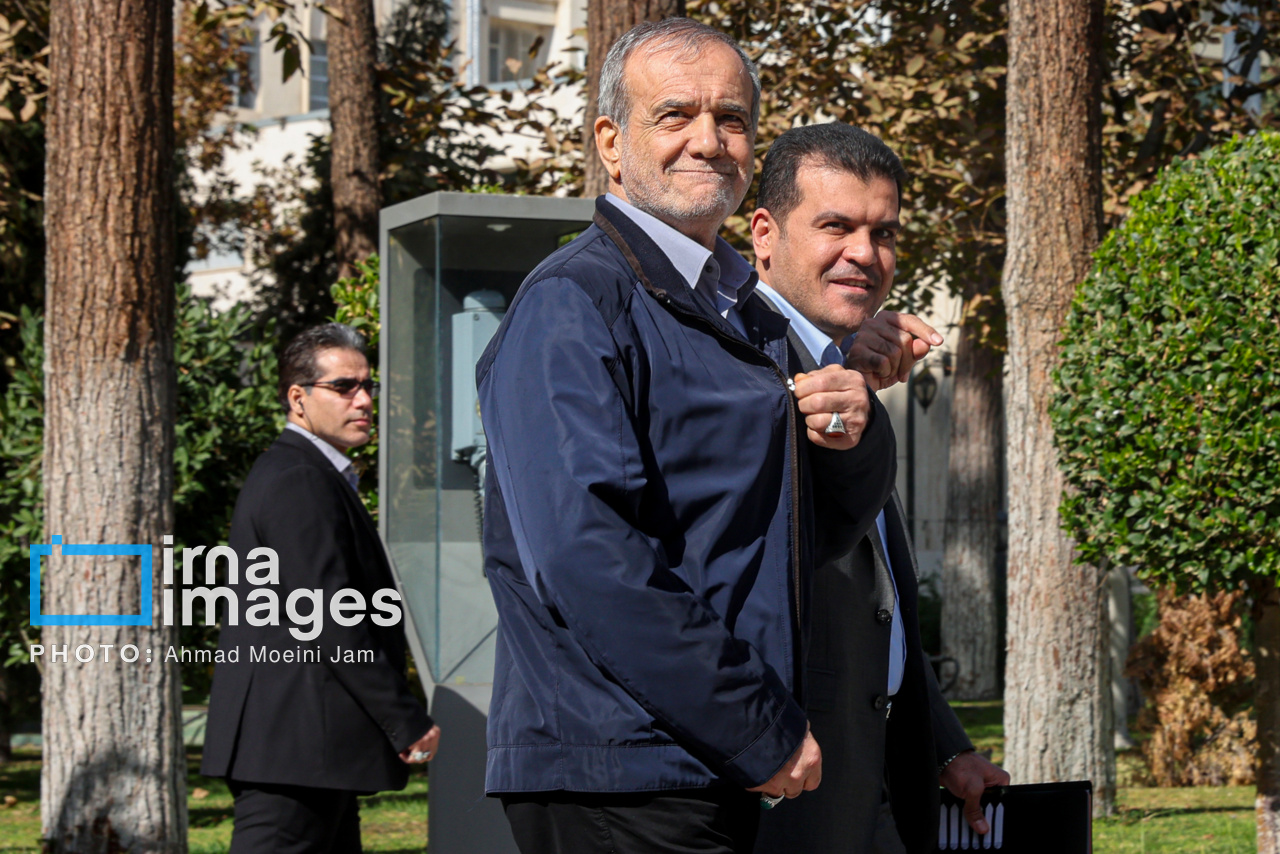 اعضای هیأت دولت در جمع خبرنگاران