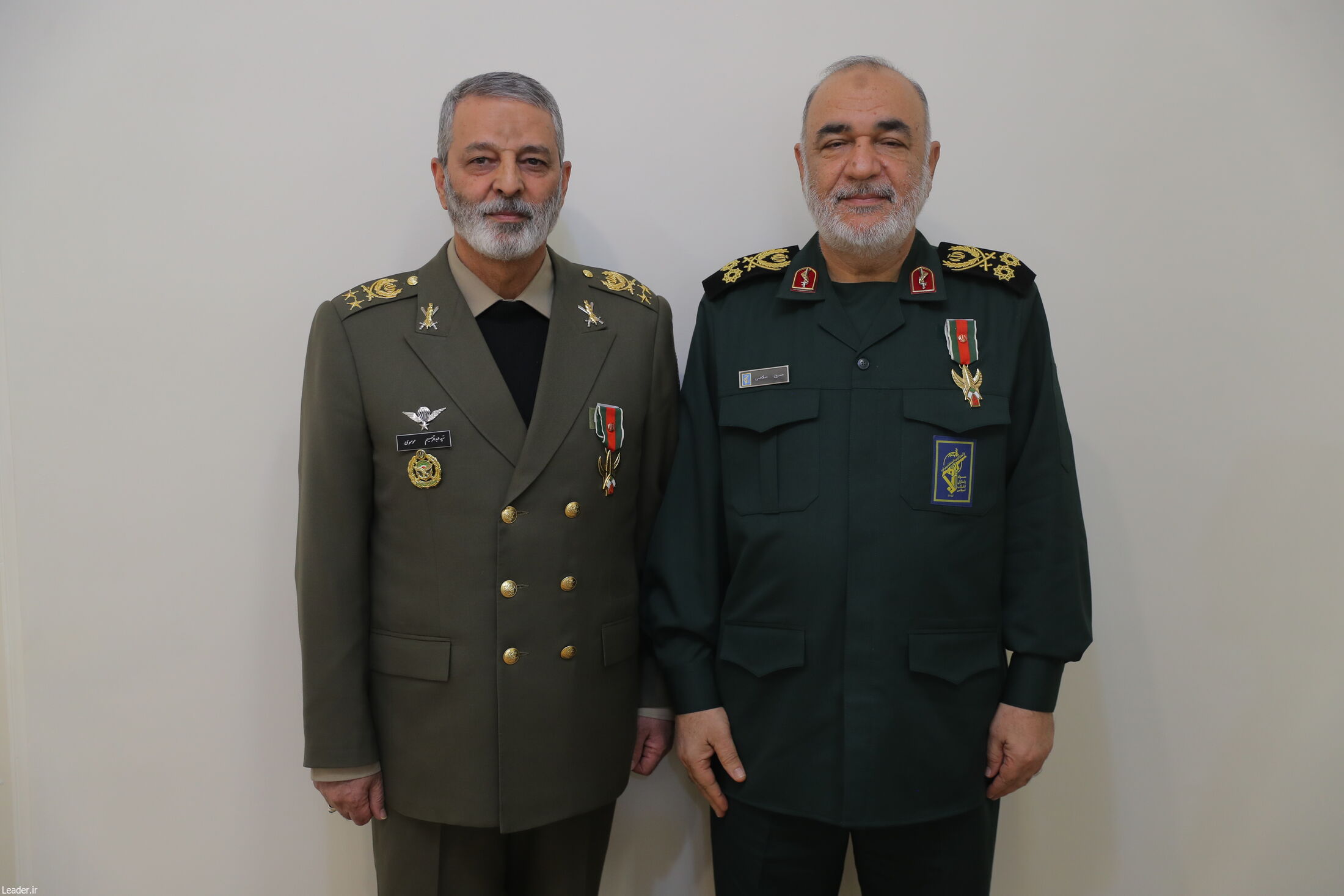 اعطای نشان فتح توسط رهبر انقلاب به فرماندهان کل ارتش و سپاه 