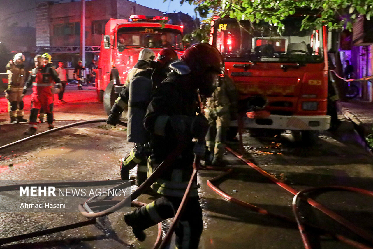 آتش‌سوزی مهیب انبار لوازم خانگی در مشهد