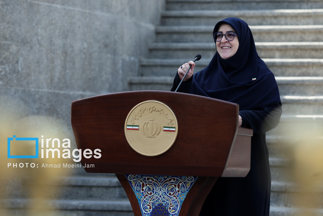 اعضای هیأت دولت در جمع خبرنگاران