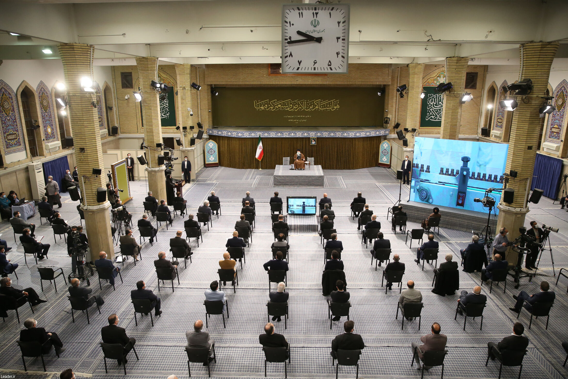 دیدار جمعی از فعالان بخش‌های تولید با رهبر انقلاب