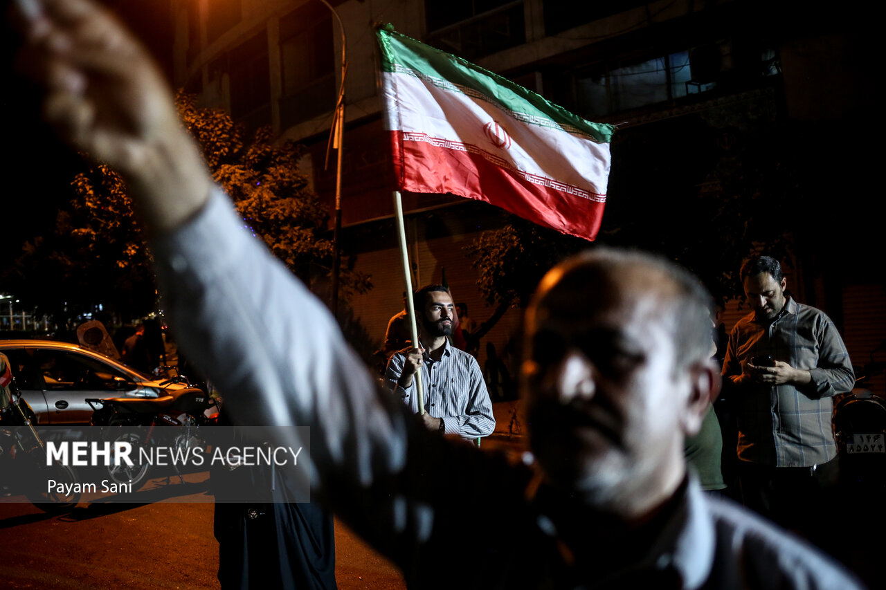 شادی مردم تهران پس از عملیات بشارت فتح