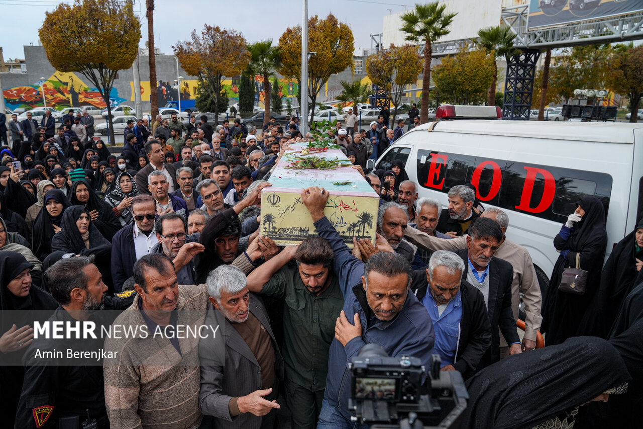 تشییع و خاکسپاری پیکر پاک شهید گمنام در بوستان نماز شیراز