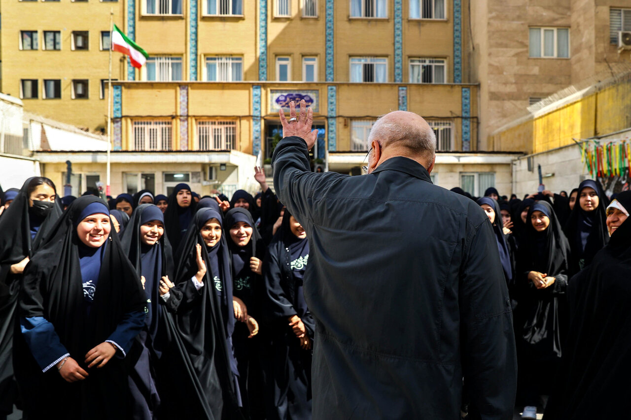حضور قالیباف در مدرسه دخترانه فاطمیون تهران