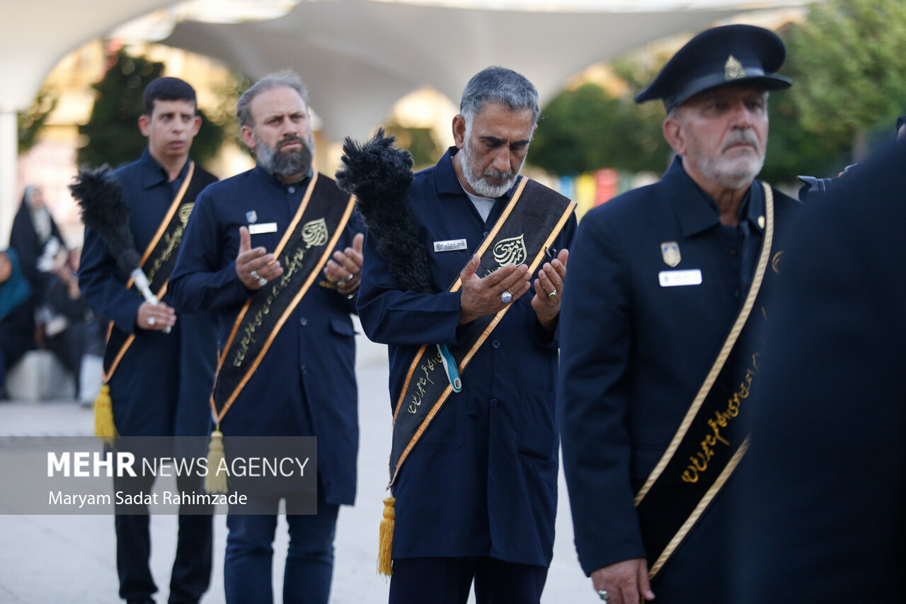 آئین تعویض پرچم حرم مطهر حضرت شاهچراغ(ع)