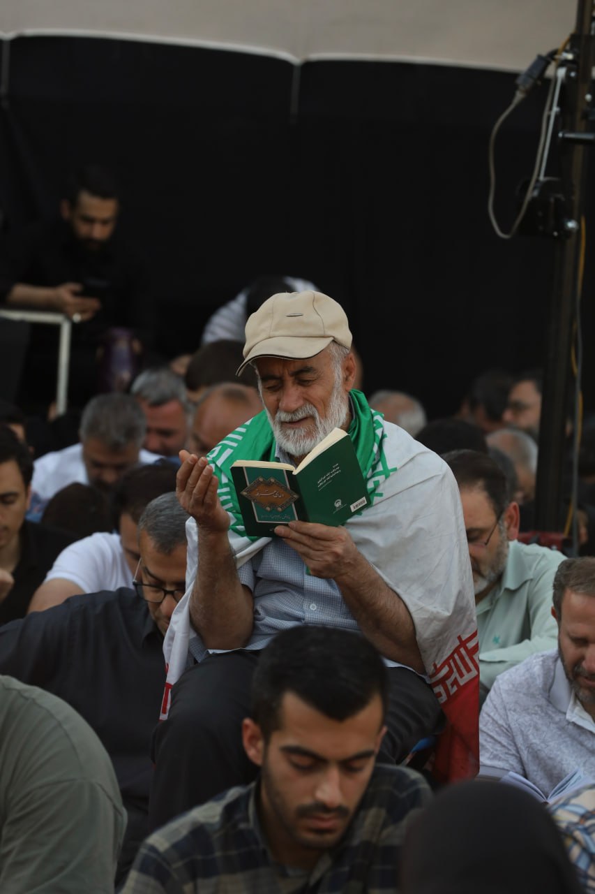 مراسم دعای عرفه در میدان انقلاب