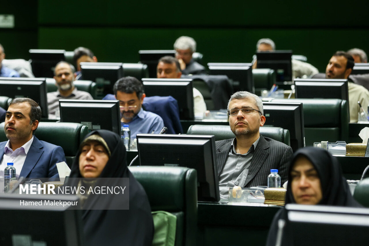 خادمان حرم حضرت عبدالعظیم در صحن مجلس