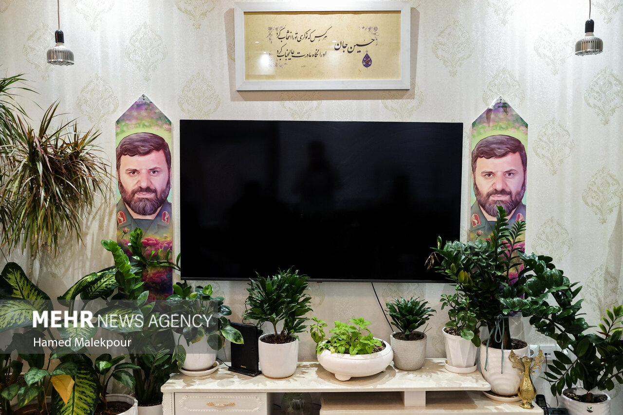 حضور رئیس مجلس در منزل سه تن از شهدای پرواز اردیبهشت