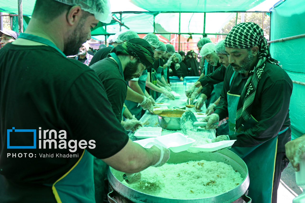 طبخ و توزیع ۷۲ دیگ غذای نذری