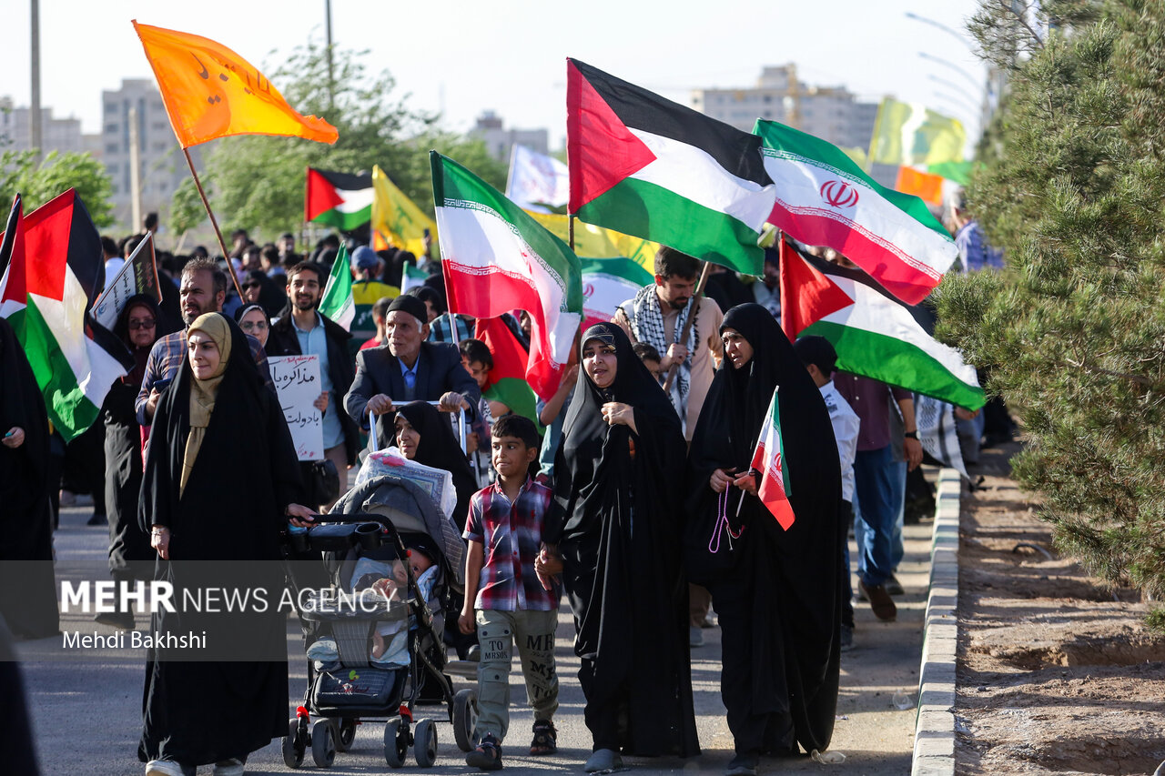 راهپیمایی «انا علی العهد» در طریق المهدی قم