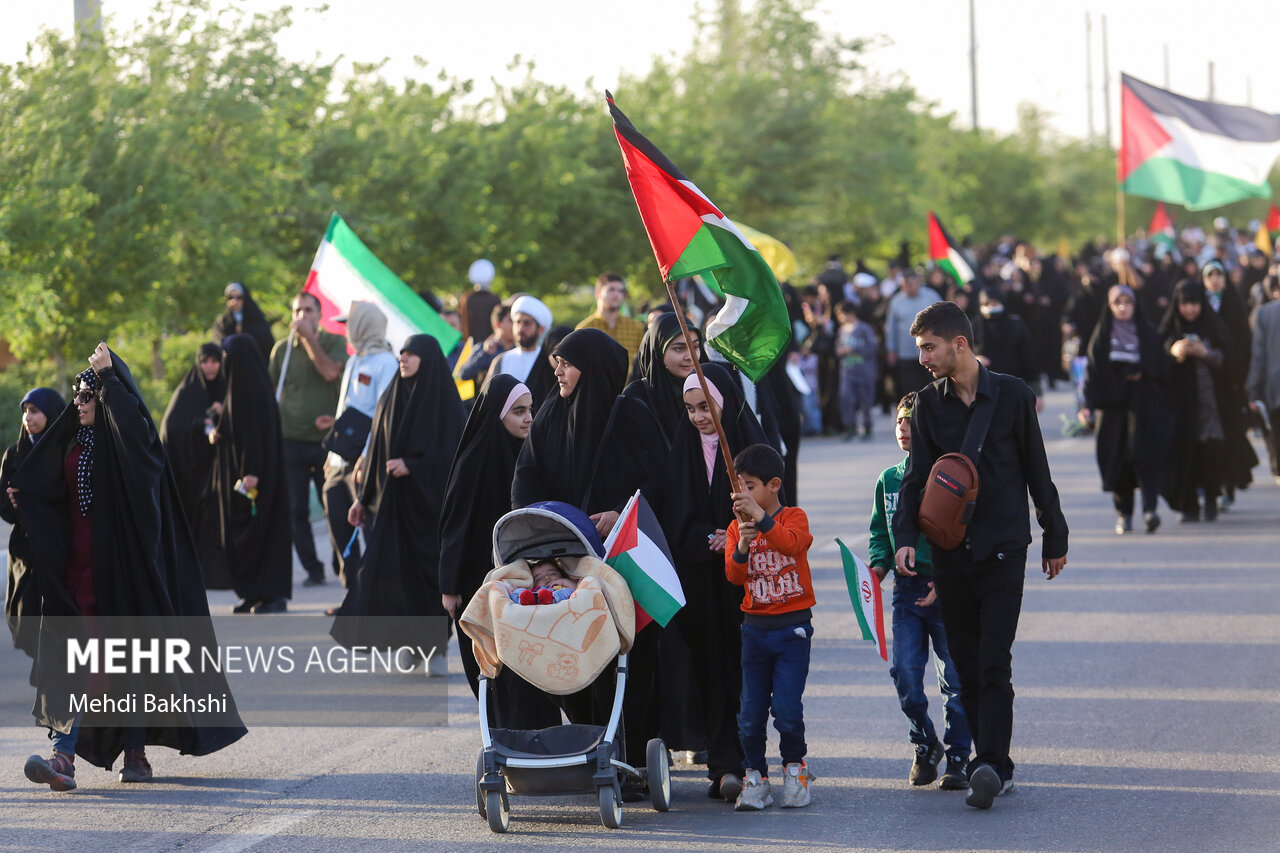 راهپیمایی «انا علی العهد» در طریق المهدی قم