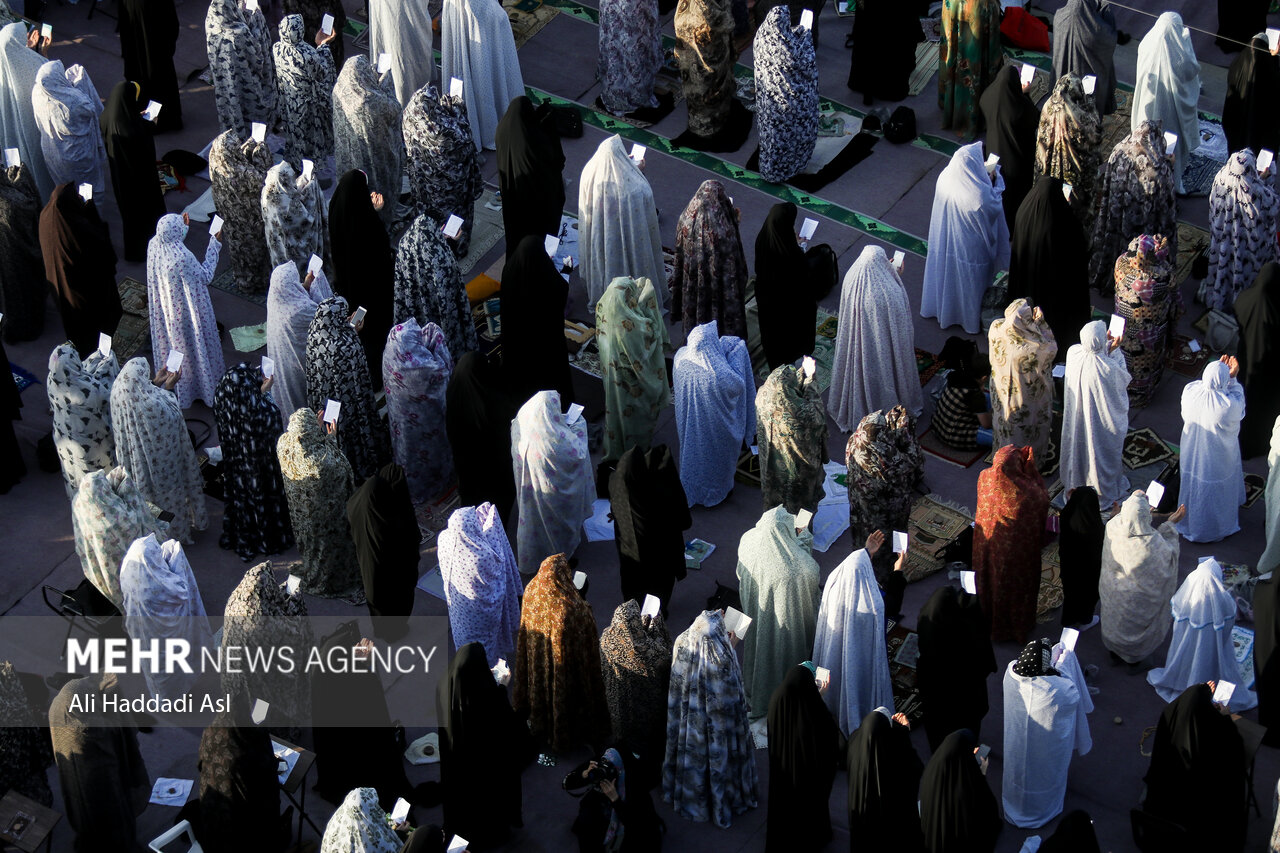 نماز عید فطر در امام زاده پنج تن لویزان