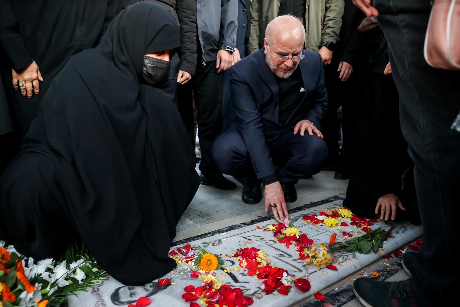 حضور قالیباف در گلزار شهدای بهشت زهرا(س) و گفت‌وگوی چهره به چهره با خانواده شهدا