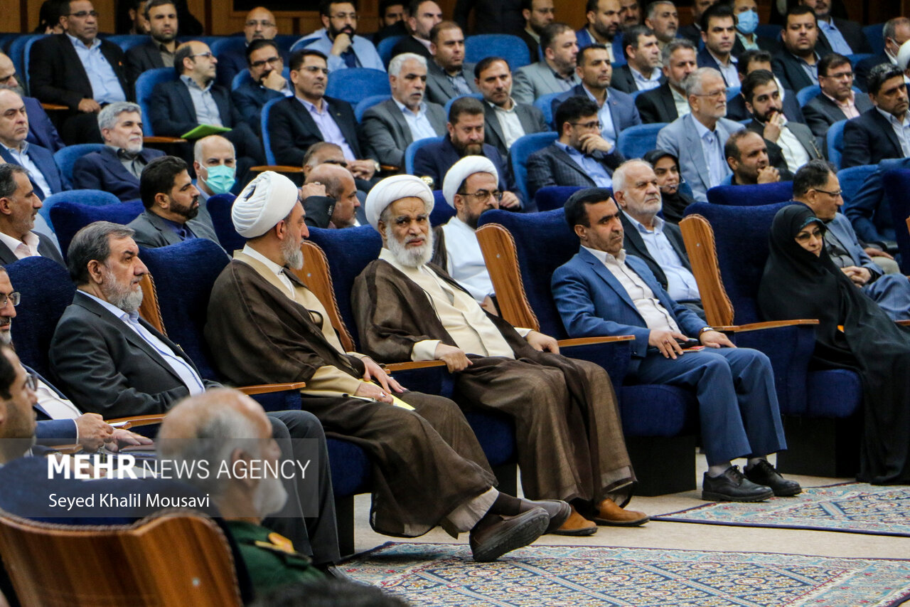 نشست شورای برنامه‌ریزی و توسعه و فعالان اقتصادی خوزستان با حضور رئیسی