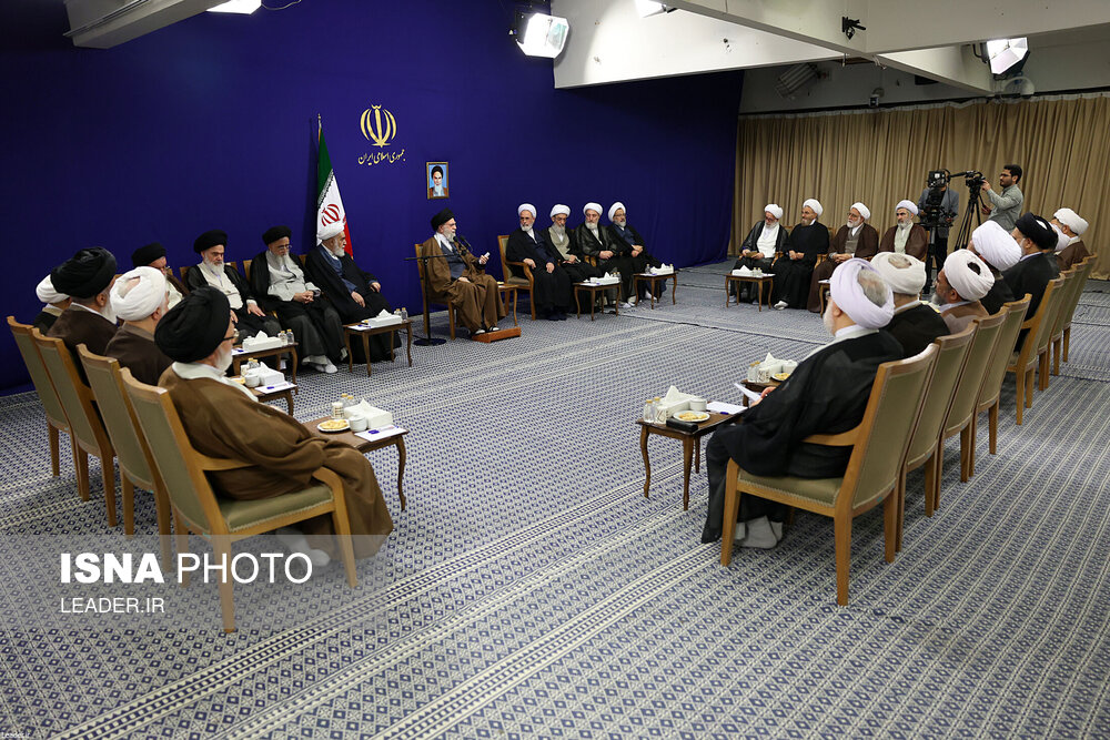 دیدار دست‌اندرکاران کنگره بین‌المللی علامه نائینی با رهبر انقلاب