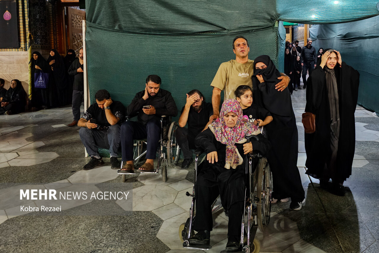 شب عاشورای حسینی در حرم مطهر امام رضا(ع)