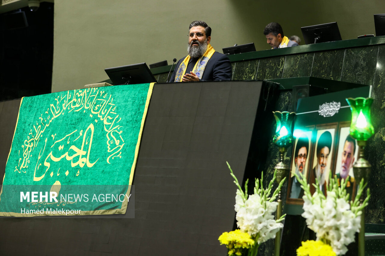 خادمان حرم حضرت عبدالعظیم در صحن مجلس