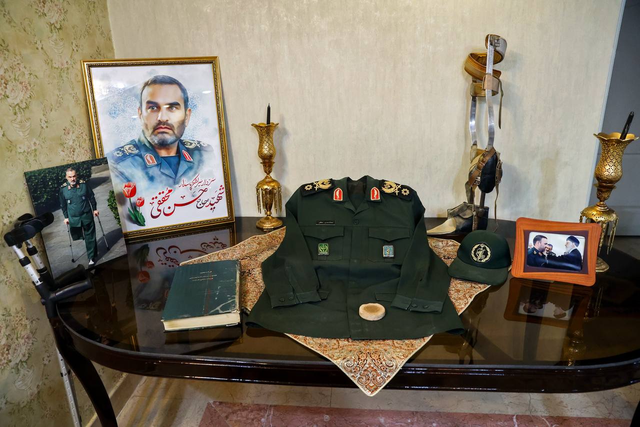 حضور قالیباف در منزل سرلشکر شهید حسن محققی جانشین فقید سازمان اطلاعات سپاه