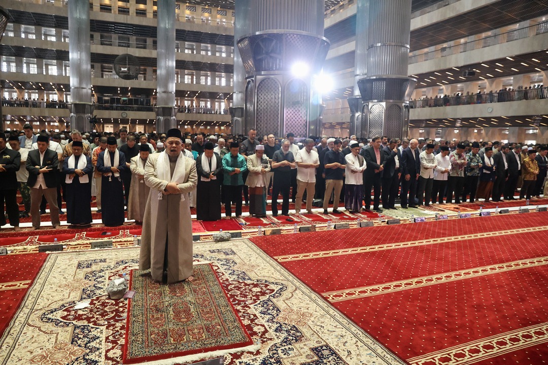 حضور قالیباف در اجتماع ۲۰۰ هزار نفری نمازجمعه جاکارتا