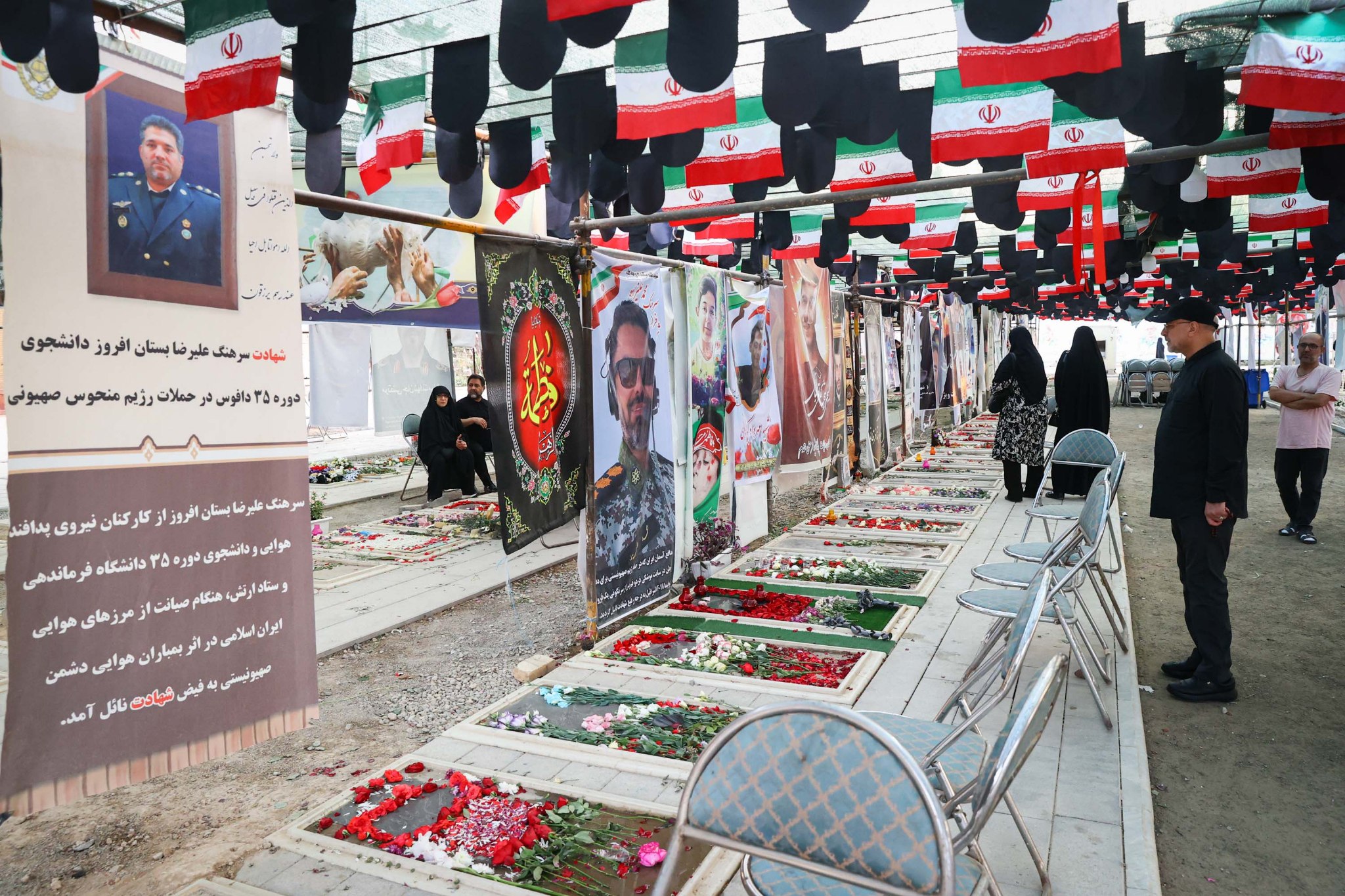 حضور سحرگاهی قالیباف بر مزار شهدای تهاجم رژیم صهیونیستی