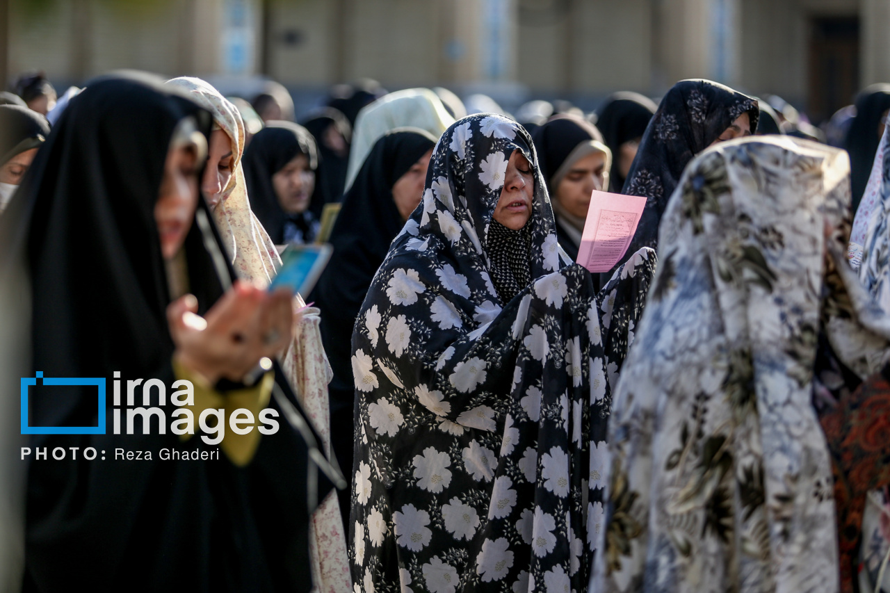 نماز عید فطر در حرم شاهچراغ