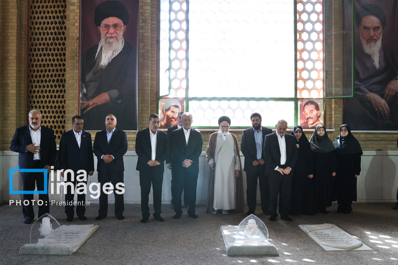 حضور پزشکیان بر مزار شهدای تهاجم اسرائیل به ایران