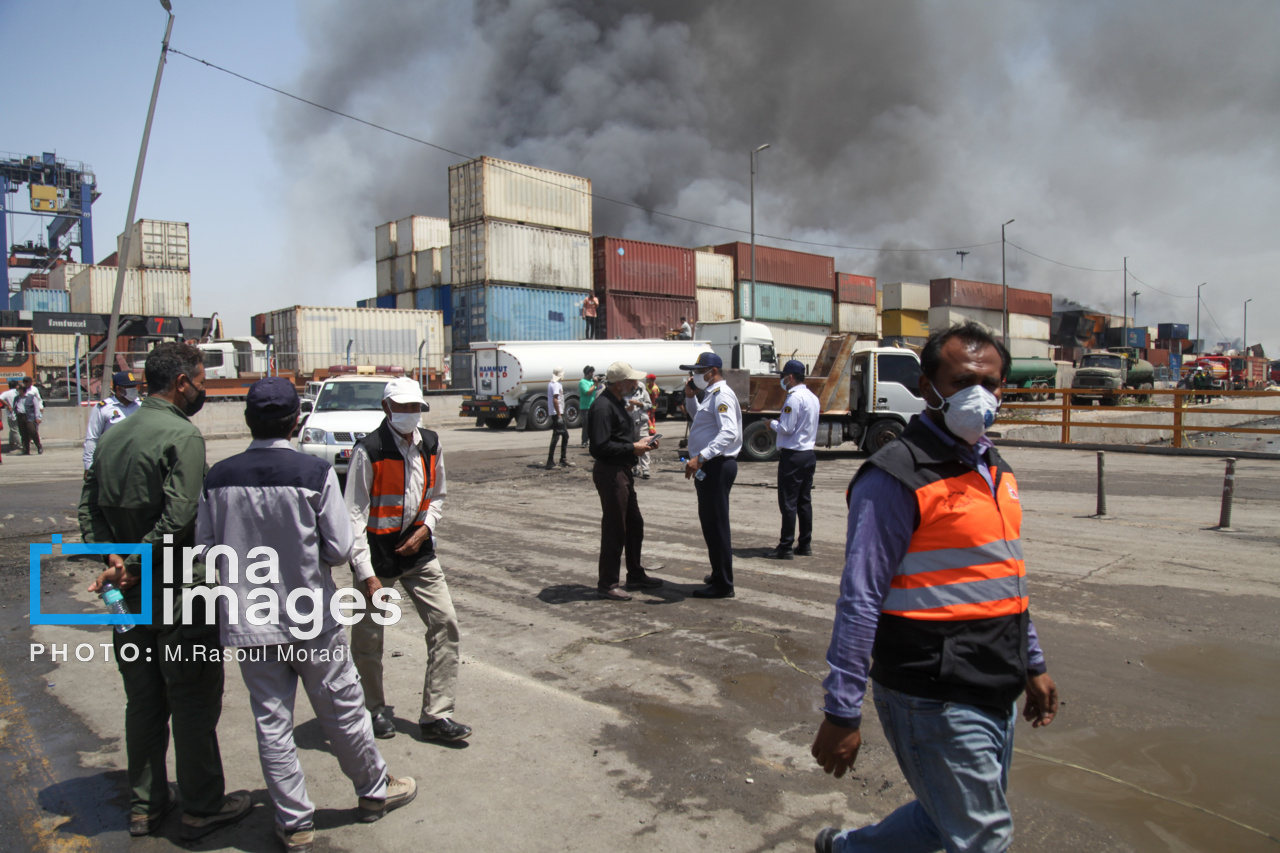 مراحل پایانی مهار آتش سوزی بندر شهید رجایی