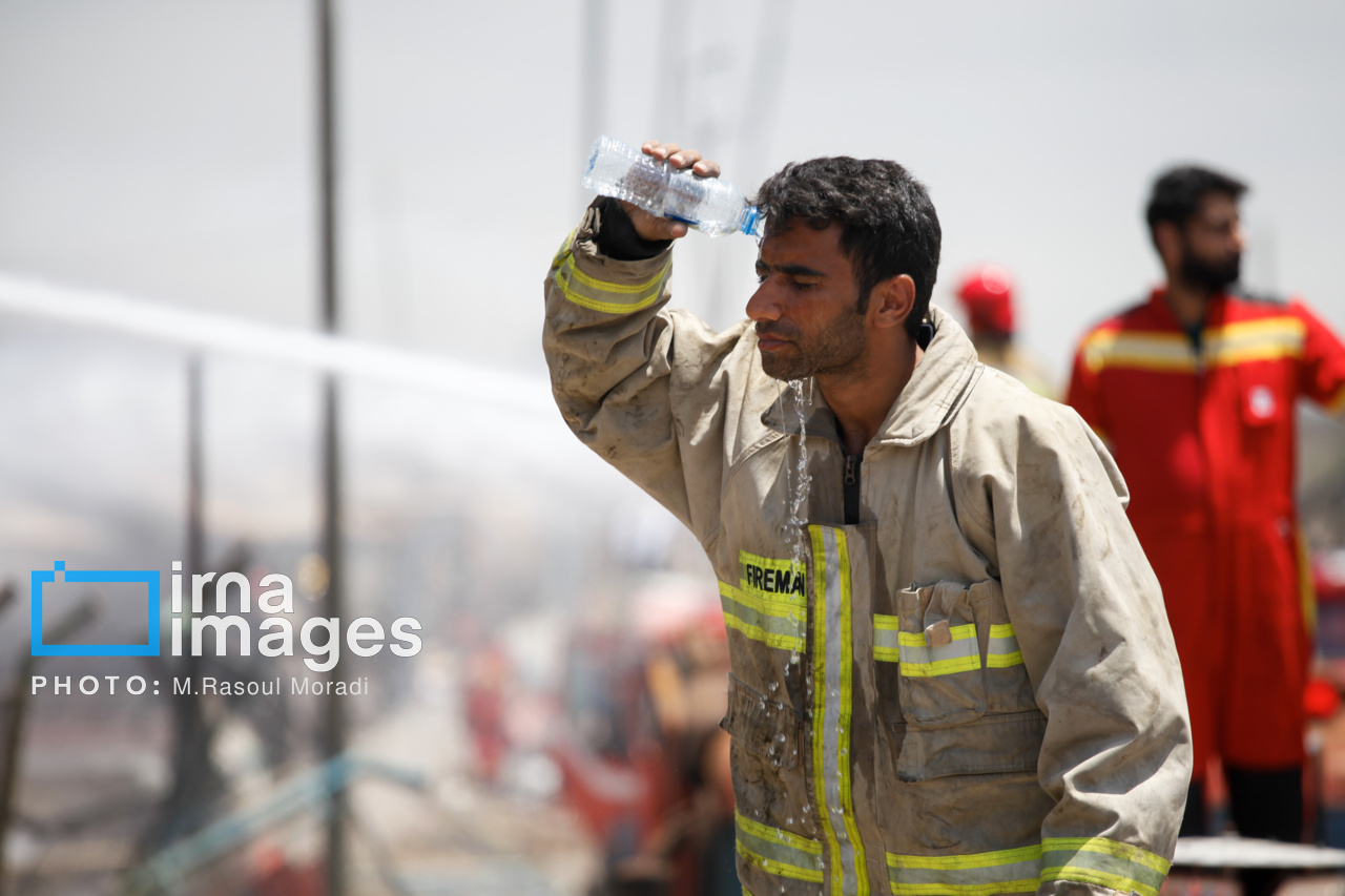 مراحل پایانی مهار آتش سوزی بندر شهید رجایی