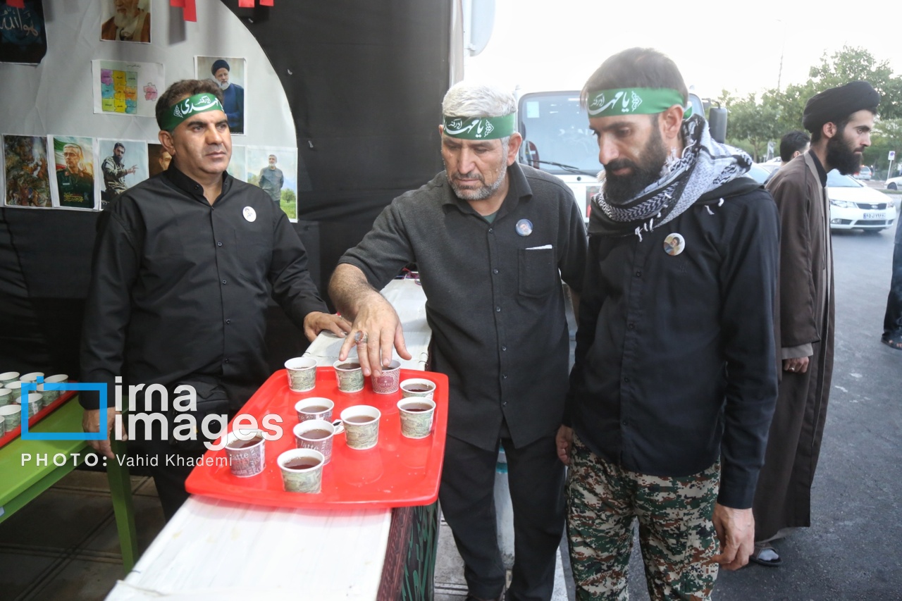 میزبانی موکبها از زائران تشییع رهبر شهید