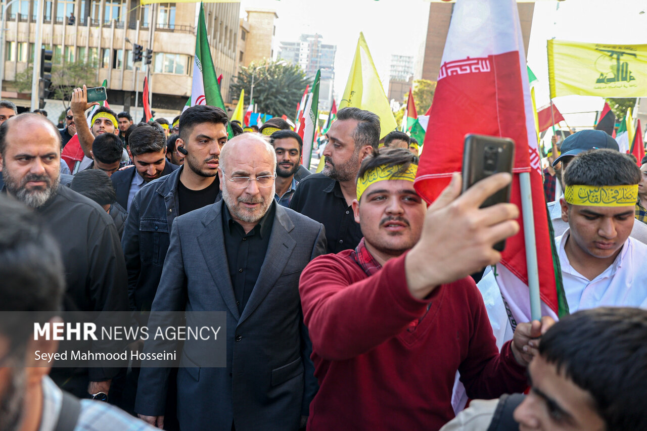 حضور رئیس مجلس در راهپیمایی دانشجویی حمایت از رزمندگان مقاومت