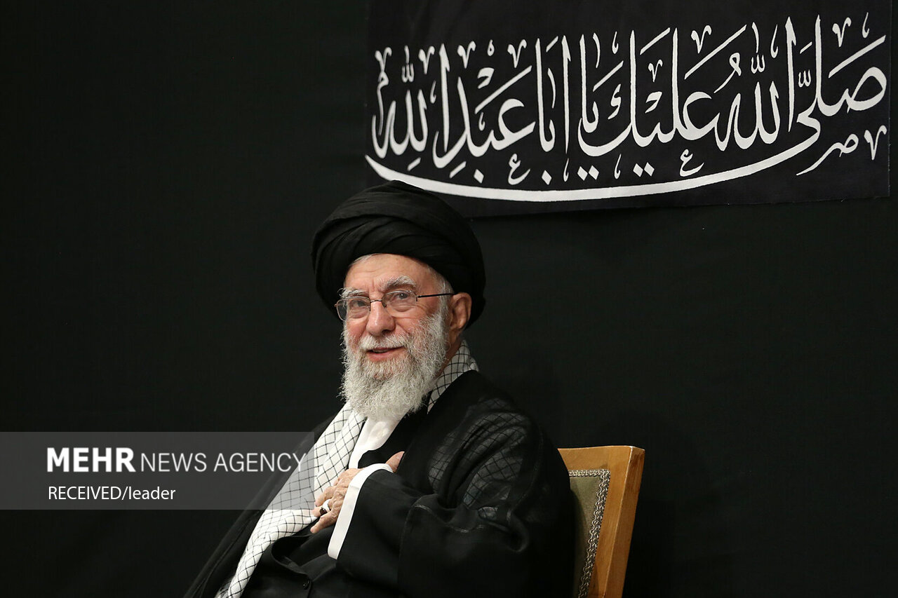  حضور رهبر انقلاب در حسینیه امام خمینی(ره) در مراسم عزاداری شب عاشورای حسینی