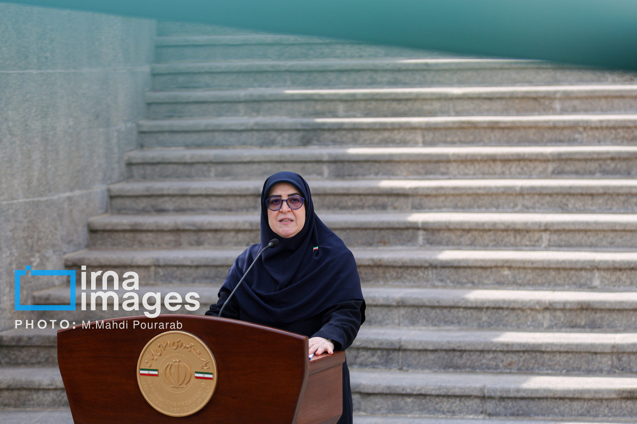 اعضای هیأت دولت در جمع خبرنگاران