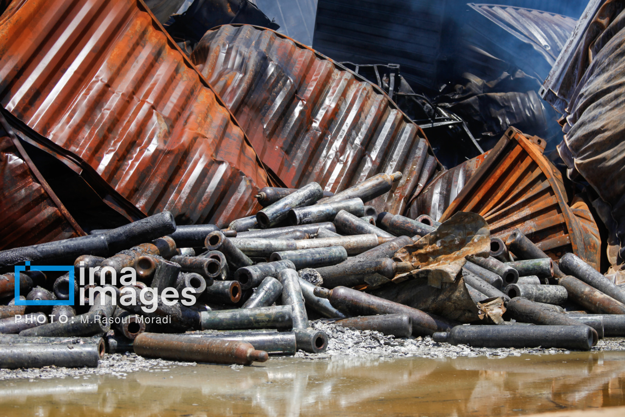 مراحل پایانی مهار آتش سوزی بندر شهید رجایی