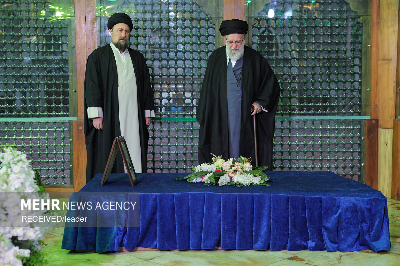 حضور رهبر انقلاب در مرقد بنیانگذار جمهوری اسلامی ایران