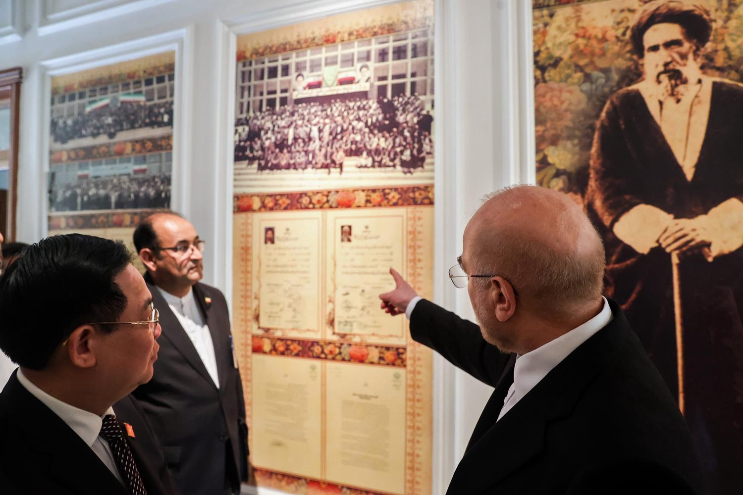 بازدید رؤسای مجالس ایران و ویتنام و هیئت همراه از ساختمان مشروطه و موزه مجلس