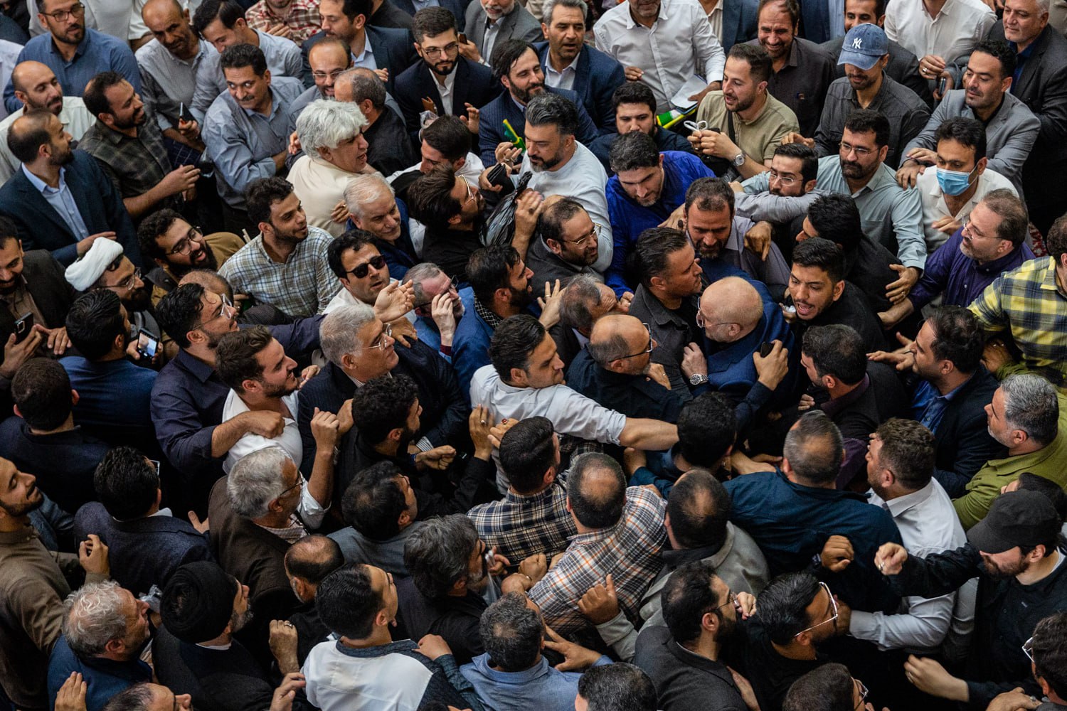 قالیباف در میان مردم حاضر در گردهمایی فعالان ستاد مردمی