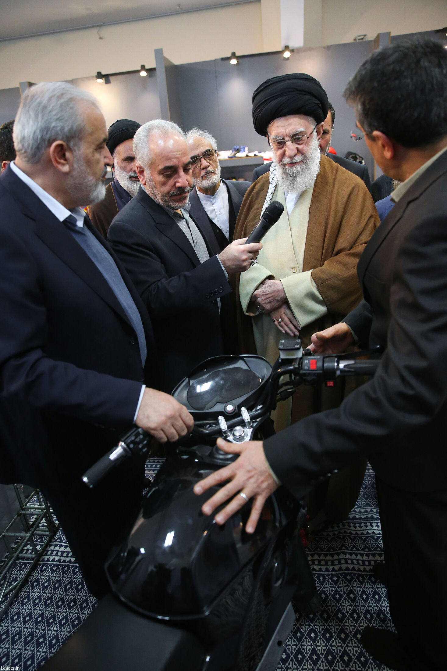 بازدید رهبر انقلاب از نمایشگاه توانمندی‌های تولید داخلی