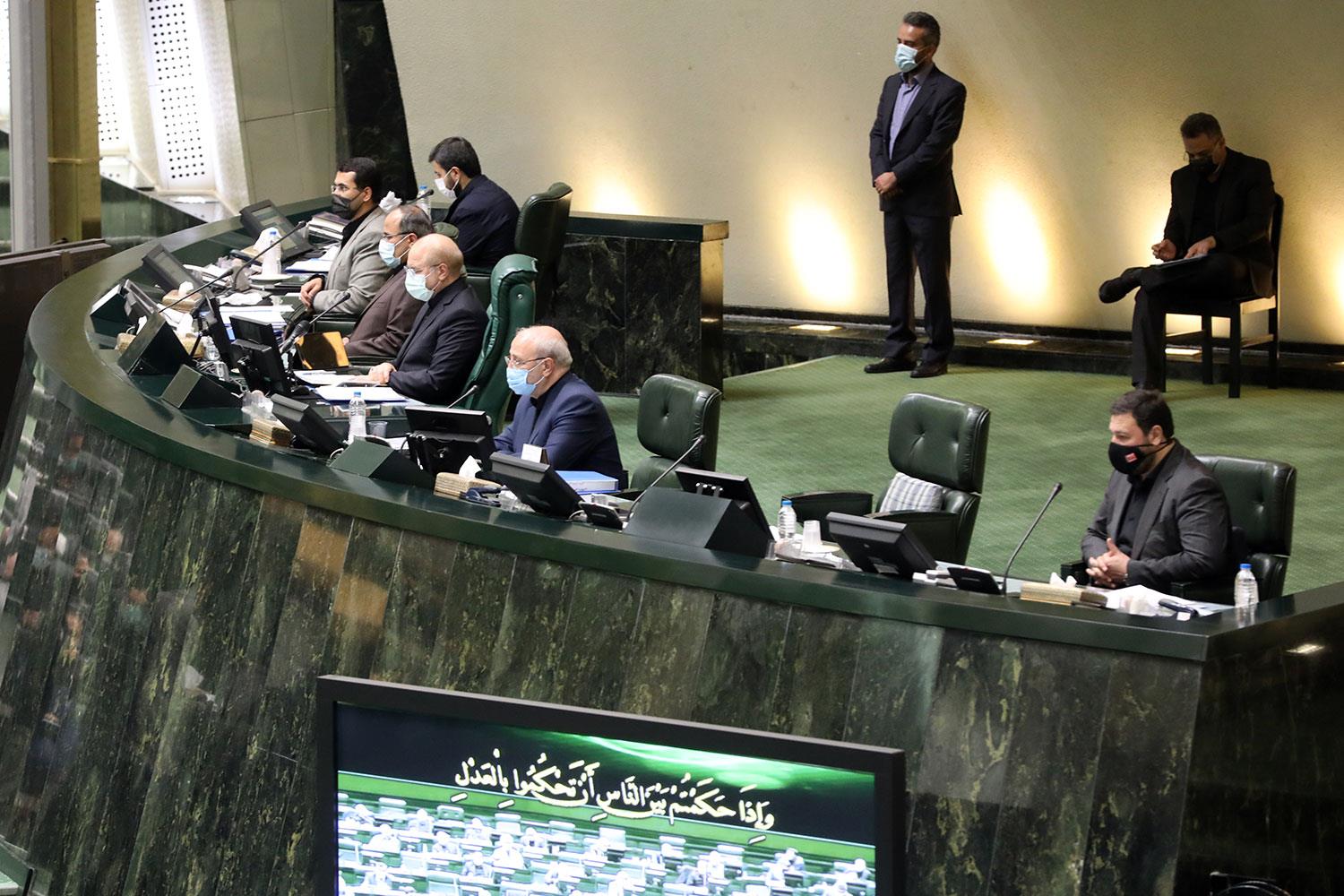 رئیسی و وزرای پیشنهادی اش در صحن علنی مجلس